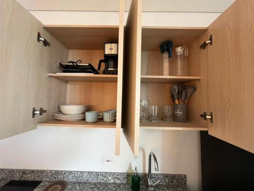 een keuken met een wastafel en een kast bij Edificio Eira in Santa Marta