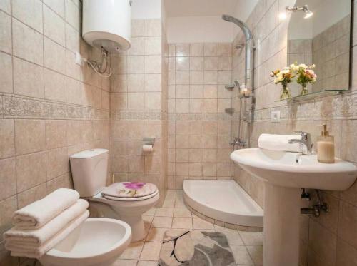 Kamar mandi di Alba Rooms