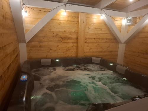 een jacuzzi met sneeuw in een kamer met verlichting bij Dom "Między jeziorami" na Kaszubach, 10 osób, jacuzzi, ognisko, kominek in Grabówko