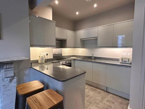 Køkken eller tekøkken på The Linen Loft - 2 Bed Luxury Apartment - Central Town Location