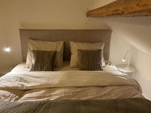 En eller flere senge i et værelse på Ons huisje in Schoot