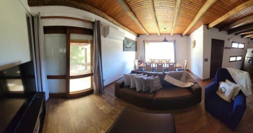 Et opholdsområde på Relaxing house with heated pool and jacuzzi