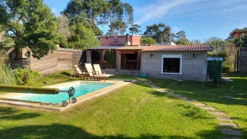 Swimmingpoolen hos eller tæt på Relaxing house with heated pool and jacuzzi