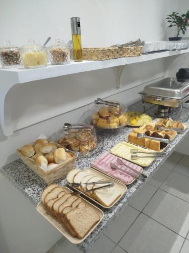 einem Kühlschrank mit vielen verschiedenen Brotsorten in der Unterkunft Hotel Portal do Sertao in Feira de Santana