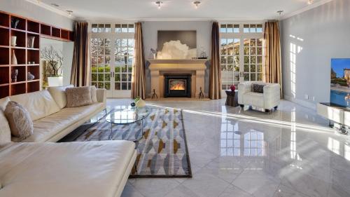 Posezení v ubytování Secluded 4BDR Retreat w Pool Hot Tub Views Shiloh Vista Estate by AvantStay