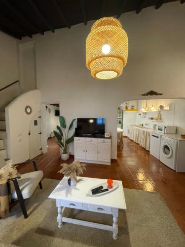 un soggiorno con tavolo e un soggiorno con cucina. di Title e Title - Alentejo a Monforte