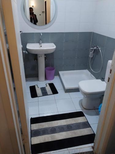 a bathroom with a sink and a toilet and a mirror at مصر مدينة الشيخ زايد in Sheikh Zayed