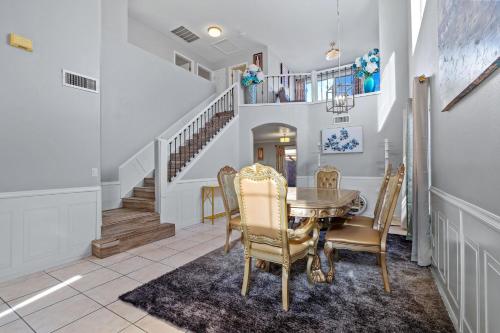 Et opholdsområde på Modern Mesa Retreat King Master Suite