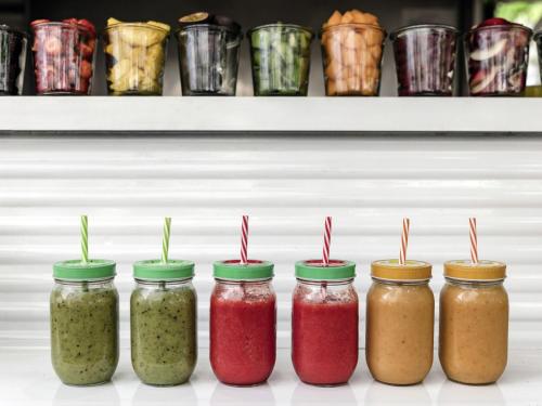 Un grupo de cuatro frascos de vidrio llenos de pepinillos. en Mercure Paris Porte de Pantin, en Pantin