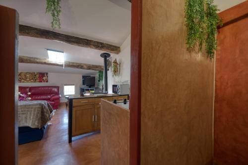 una habitación con cocina y sala de estar en Bien-être, en Alignan-du-Vent