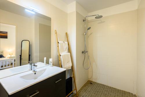 Ένα μπάνιο στο Suite face à la plage et proche des commerces