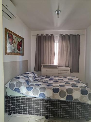 een kleine slaapkamer met een bed en een raam bij Ilhéus in Ilhéus