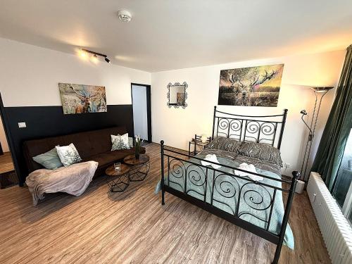 En eller flere senge i et værelse på Cozy Studio Bayerwald Apartment am Waldrand NETFLIX POOL SAUNA - ALPENBLICK