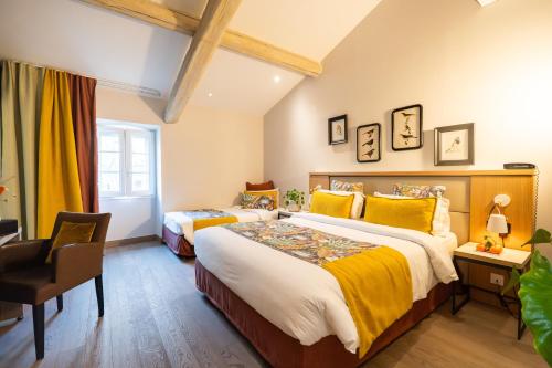 Postel nebo postele na pokoji v ubytování Auberge De Saint-Rémy - Restaurant Gastronomique