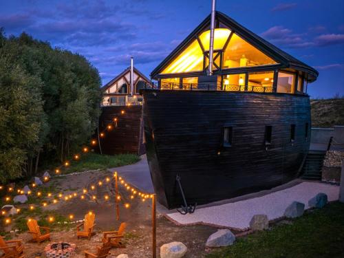 Unique Boat Shaped House at Lakefront #instaWORTH
