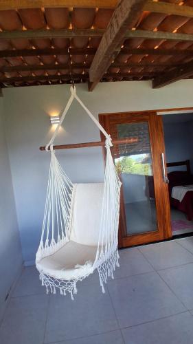 amaca appesa al soffitto di una camera di Chalé Lá Aurora a Guaramiranga