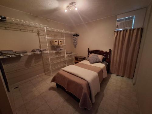 a bedroom with a bed in a room at 01 Comodo apartamento equipado in Maracay
