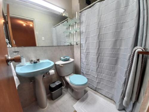a bathroom with a toilet and a sink and a shower at 01 Comodo apartamento equipado in Maracay
