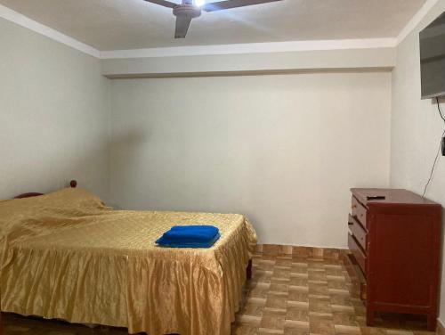 una camera da letto con un letto e una cassettiera di Hostal las Margaritas a Salta