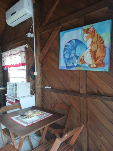 un tableau représentant un chat sur le mur d'une pièce dans l'établissement Cabana 01, à Imbituba
