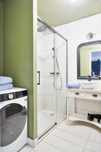 a bathroom with a shower and a sink at Appartement Dinard hyper centre, 2 chambres in Dinard