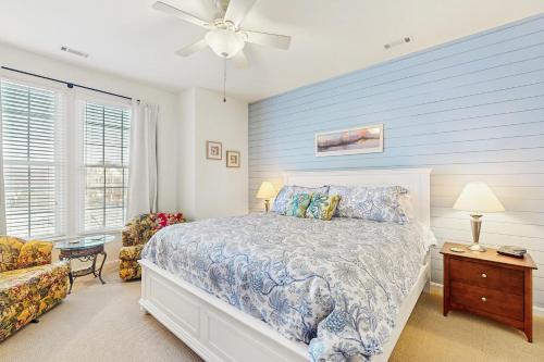 una camera da letto con un letto e una parete blu di Bear Trap Dunes 53D Willow Oak Ave a Ocean View
