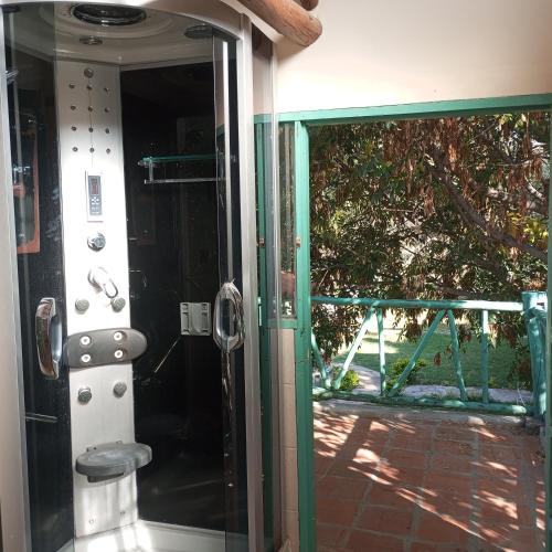 een glazen deur van een douche met een raam bij Mya Esencia Espacio Eco Turístico Camping in Tinquipaya