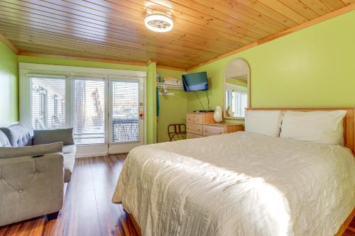 En eller flere senge i et værelse på Right on the Beach! OOB Studio Half-Mi to the Pier