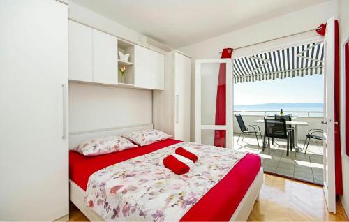 Giường trong phòng chung tại Stunning Apartment In Tucepi With Lake View