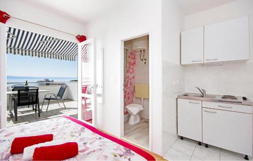 Nhà bếp/bếp nhỏ tại Stunning Apartment In Tucepi With Lake View