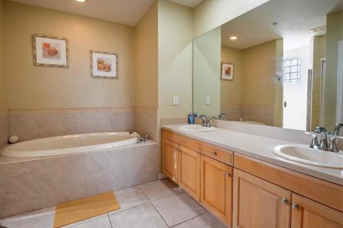 Ванная комната в Luxury 5 Star Waterfront Condo 3 Bdr 2 Bath Pool Hot-Tub Panoramic Gulf and Intracoastal Waterway Views