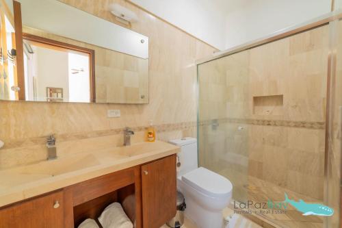 un bagno con wc, lavandino e doccia di Beautiful House 3 Floors BBQ and Relaxation a La Paz