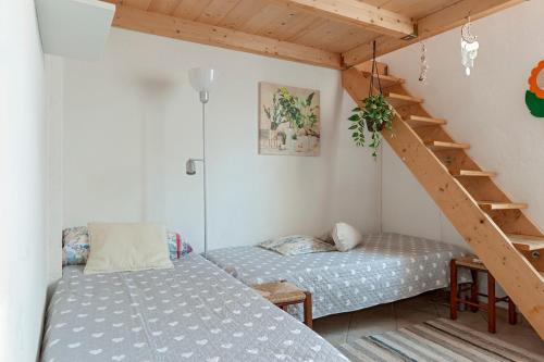 2 letti in una camera con scala di Seaside holiday inn - free parking a Livorno