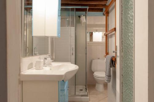un bagno con lavandino e WC di Seaside holiday inn - free parking a Livorno
