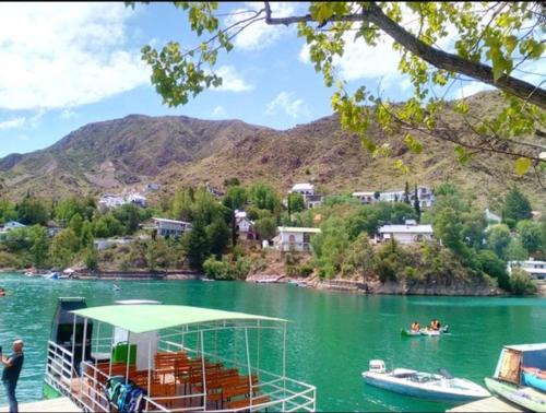 una barca su un fiume con una montagna sullo sfondo di Centro San Rafael 1 a San Rafael