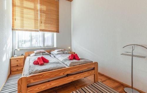 een slaapkamer met een bed met rode kussens erop bij Zur-alten-Dorfschule in Trennewurth