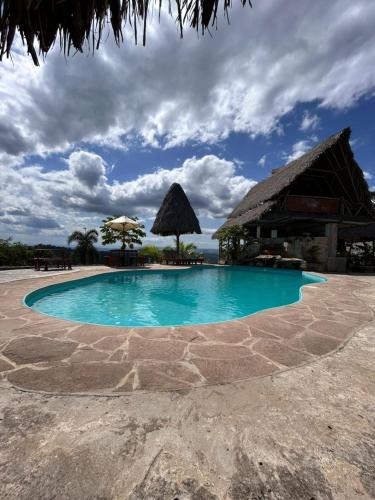 een zwembad voor een resort bij Renaco Glamping in Sauce