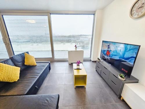 Stylish Penthouse Retreat with Terrace & Parking
