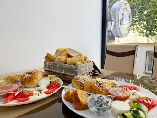 Twee borden met eten op tafel, met een mandje brood erbij. bij D-East Signature Suites in Istanbul