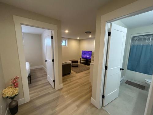 een hal met een open deur naar een woonkamer bij Bright & cozy apartment in Moncton