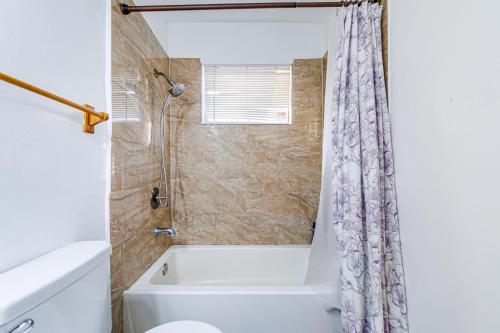 Et badeværelse på Gorgeous 1 Bedroom Apartment#7