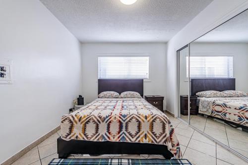 En eller flere senge i et værelse på Gorgeous 1 Bedroom Apartment#7