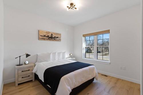 une chambre blanche avec un lit et une fenêtre dans l'établissement Dells Domain 2.0, à Wisconsin Dells