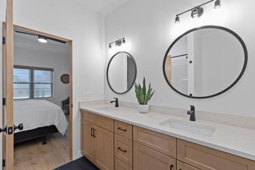 une salle de bains avec un lavabo et un miroir dans l'établissement Dells Domain 2.0, à Wisconsin Dells