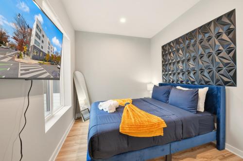 a bedroom with a blue bed in a room at Union market Lux condo in Washington, D.C.