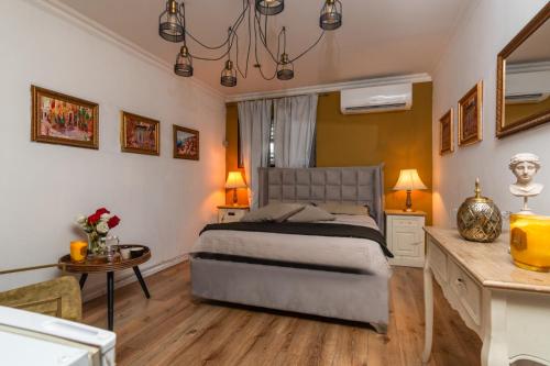 une chambre avec un lit et une table dans l'établissement Grey Tel Aviv Center, à Tel Aviv