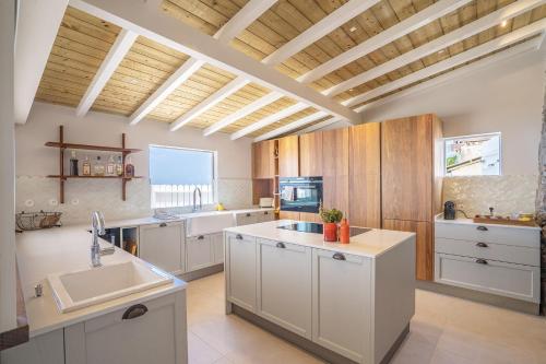 Η κουζίνα ή μικρή κουζίνα στο La Petite Maison dans la mer