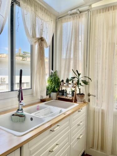 a kitchen with a sink and a window at Happy Nest Tuscany in Castiglion Fiorentino