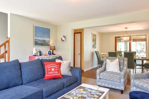 Posezení v ubytování 14443 - Expansive Home Abutting Rail Trail Near First Encounter and Hatch Beaches