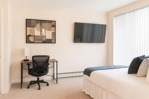 TV a/nebo společenská místnost v ubytování Downtown A2 Gem - Next to Hospitals, Stadium & Restaurants